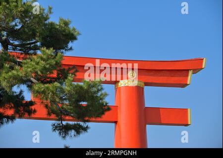 Il primo gateway esterno torii di Heian-jingu, Kyoto JP Foto Stock