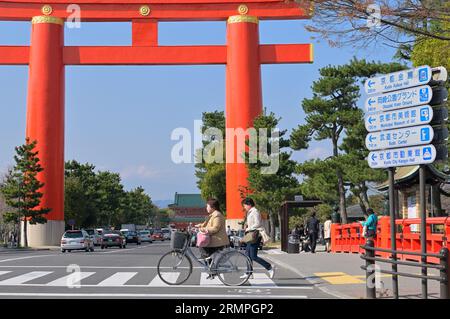 Il primo gateway esterno torii di Heian-jingu, Kyoto JP Foto Stock