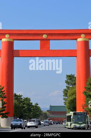 Il primo gateway esterno torii di Heian-jingu, Kyoto JP Foto Stock
