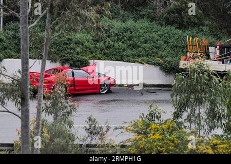 Melbourne, Victoria, Australia. 30/08/2023, Un bambino di 27 anni è sotto custodia della polizia dopo aver perso il controllo della sua Toyota poco dopo mezzanotte vicino all'ingresso di Alexandra Parade/Hoddle Street sulla Eastern Freeway a Clifton Hill, Melbourne, Victoria, Australia. Mi è stato riferito che il lavoratore della strada stava operando da solo in una notte buia e umida fotografando un'illuminazione stradale difettosa quando la Toyota ha perso il controllo e ha colpito la barriera antiurto più volte prima di colpire il lavoratore della strada. La scena del crimine rimane chiusa a mezzogiorno, 12 ore dopo l'incidente. Crediti: Joshua Preston/Alamy Live News. Foto Stock