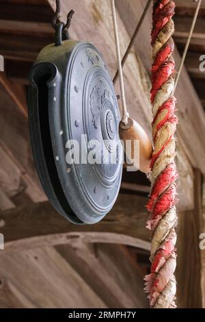 Giappone, Kyushu. Tempio Makiodo, campana del Tempio, o Gong. Foto Stock