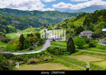 Giappone, Kyushu. Vista panoramica dal sentiero vicino al monte Yayama sulla strada per il tempio Choan-ji. Foto Stock