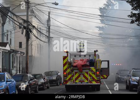 Newark, Stati Uniti. 29 agosto 2023. Vigili del fuoco sulla scena dell'incendio. I vigili del fuoco hanno combattuto le fiamme scoppiate in una casa multifamiliare da un incendio a Newark. L'incendio a due allarmi è scoppiato in un condominio di tre piani situato al 634 della 15th Avenue intorno alle 17:00, martedì pomeriggio. Non sono state riportate ferite. (Foto di Kyle Mazza/SOPA Images/Sipa USA) credito: SIPA USA/Alamy Live News Foto Stock