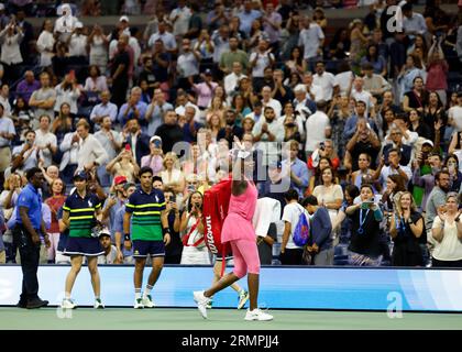 Flushing Meadow, Stati Uniti. 29 agosto 2023. Venus Williams reagisce agli applausi dei tifosi mentre esce dal campo dopo aver gareggiato nella sua 100a partita di carriera agli US Open Tennis Championships 2023 perdendo per salutare Minnen del Belgio in set consecutivi nel primo turno all'Arthur Ashe Stadium all'USTA Billie Jean King National Tennis Center martedì 29 agosto 2023 a New York. Foto di John Angelillo/UPI Credit: UPI/Alamy Live News Foto Stock