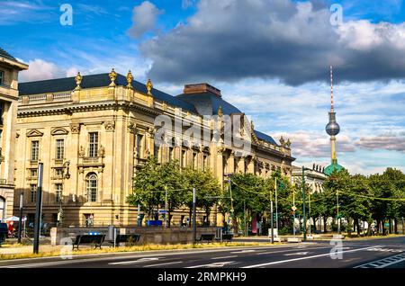 Biblioteca di Stato di Berlino sul viale Unter den Linden nel centro di Berlino, Germania Foto Stock