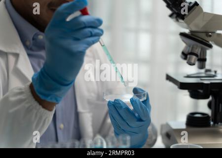 Scienziato di ricerca biochimica per test scientifici sulle sostanze che lavora in un laboratorio scientifico per analizzare test Foto Stock