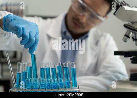 Scienziato di ricerca biochimica per test scientifici sulle sostanze che lavora in un laboratorio scientifico per analizzare test Foto Stock