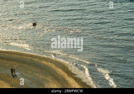 Veduta aerea di due persone in piedi su un banco di sabbia, Hiddensee, Germania Foto Stock