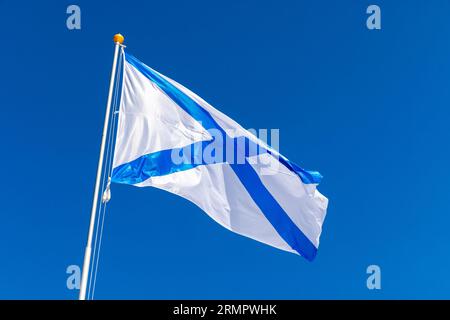 L'insegna della marina russa è sotto il cielo blu, noto anche come la St. Andrews flag. Questa è la bandiera di poppa delle navi della Marina Imperiale Russa e. Foto Stock