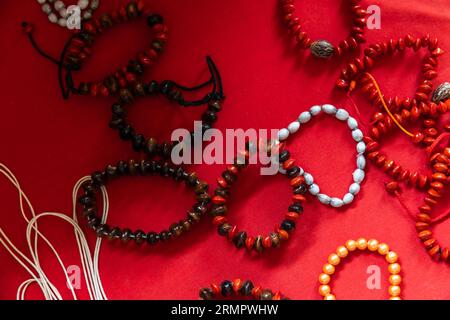 Bracciali fatti a mano con semi di huayruro e souvenir delle Seychelles Foto Stock