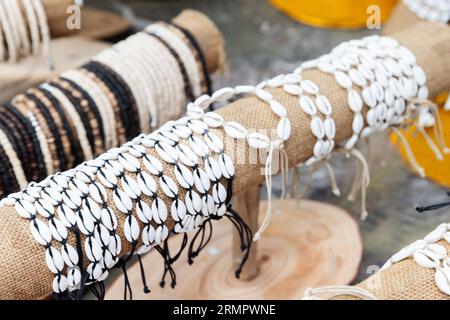 I braccialetti fatti di conchiglie si trovano nel negozio di souvenir delle Seychelles Foto Stock