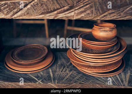 Lastre di argilla, raccolta e dimostrazione in un'officina, piccole imprese e punti vendita al dettaglio. Prodotti Clay, su uno scaffale di uno studio, di un negozio creativo o di una startup di produzione. Foto di alta qualità Foto Stock