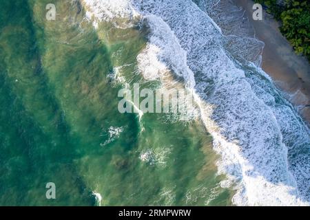 Onde lungo la costa nord di Trinidad Foto Stock