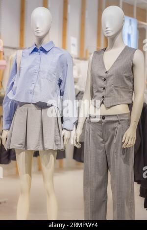 Manichini in negozio. Nuova collezione di moda sulle bambole. Manichini nel centro commerciale. Vestiti da donna sulle bambole. Concetto di outfit. Bambole in mostra. Foto Stock