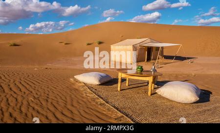 Un'esperienza di viaggio in un accampamento privato di lusso tra le dune del deserto del Sahara a Erg Chigaga, Marocco. Foto Stock