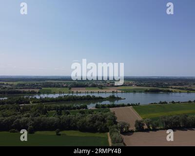 Fiume Danubio con campi prosciugati vicino a Woerth Donau e la chiusa di Geisling, Foto Stock
