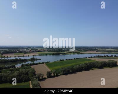 Fiume Danubio con campi prosciugati vicino a Woerth Donau e la chiusa di Geisling, Foto Stock