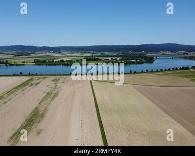 Fiume Danubio con campi prosciugati vicino a Woerth Donau e la chiusa di Geisling, Foto Stock
