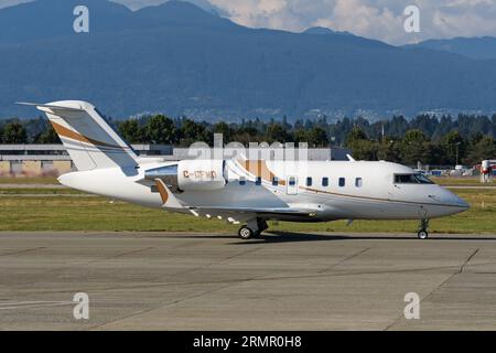 Richmond, British Columbia, Canada. 22 agosto 2023. Un business jet Skysevice Business Aviation Bombardier Challenger 605 (C-GFWD) arriva all'aeroporto internazionale di Vancouver. (Immagine di credito: © Bayne Stanley/ZUMA Press Wire) SOLO USO EDITORIALE! Non per USO commerciale! Foto Stock