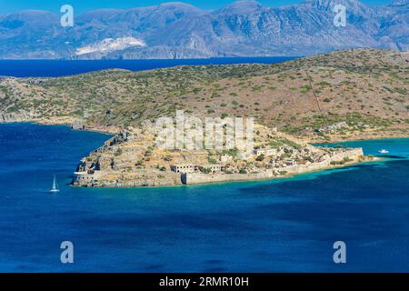 La fortezza veneziana in rovina e l'ex colonia di lebbrosi di Spinalonga vicino a Elounda, sull'isola greca di Creta Foto Stock