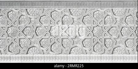 Ornamento islamico tradizionale geometrico. Frammento di mosaico scolpito su marmo bianco. Sfondo astratto. Foto Stock