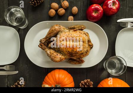 Delizioso pollo arrosto fatto in casa o tacchino pronto per essere tagliato. Composizione per il Ringraziamento o per Natale. Foto Stock