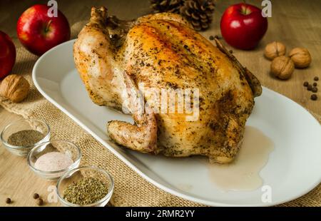 Delizioso pollo arrosto fatto in casa o tacchino pronto per essere tagliato. Composizione per il Ringraziamento o per Natale. Foto Stock