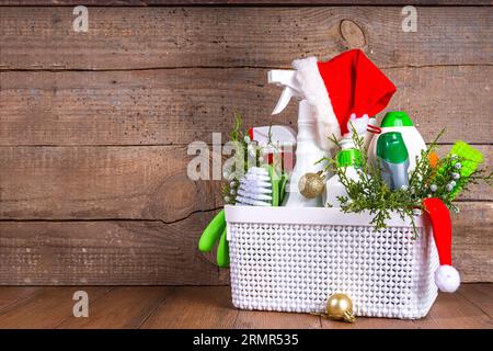 Natale pulizia flatlay, pubblicità banner mockup per la campagna di pulizia invernale. Impostare vari detergenti, bottiglie, spray, accessori, utensili, woode Foto Stock
