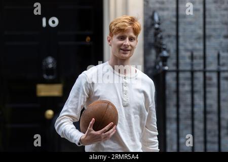 Londra, Inghilterra, Regno Unito. 29 agosto 2023. JAKE BARRACLOUGH posa con una palla di rugby fuori 10 Downing Street, Londra, mentre segna il 200° anniversario della creazione del gioco del rugby correndo i 450 km dalla scuola di rugby a Parigi, davanti alla Coppa del mondo di rugby in Francia. (Immagine di credito: © Tayfun salci/ZUMA Press Wire) SOLO USO EDITORIALE! Non per USO commerciale! Foto Stock