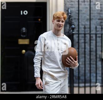 Londra, Inghilterra, Regno Unito. 29 agosto 2023. JAKE BARRACLOUGH posa con una palla di rugby fuori 10 Downing Street, Londra, mentre segna il 200° anniversario della creazione del gioco del rugby correndo i 450 km dalla scuola di rugby a Parigi, davanti alla Coppa del mondo di rugby in Francia. (Immagine di credito: © Tayfun salci/ZUMA Press Wire) SOLO USO EDITORIALE! Non per USO commerciale! Foto Stock