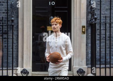 Londra, Inghilterra, Regno Unito. 29 agosto 2023. JAKE BARRACLOUGH posa con una palla di rugby fuori 10 Downing Street, Londra, mentre segna il 200° anniversario della creazione del gioco del rugby correndo i 450 km dalla scuola di rugby a Parigi, davanti alla Coppa del mondo di rugby in Francia. (Immagine di credito: © Tayfun salci/ZUMA Press Wire) SOLO USO EDITORIALE! Non per USO commerciale! Foto Stock