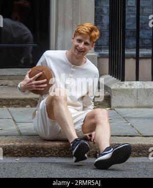 Londra, Inghilterra, Regno Unito. 29 agosto 2023. JAKE BARRACLOUGH posa con una palla di rugby fuori 10 Downing Street, Londra, mentre segna il 200° anniversario della creazione del gioco del rugby correndo i 450 km dalla scuola di rugby a Parigi, davanti alla Coppa del mondo di rugby in Francia. (Immagine di credito: © Tayfun salci/ZUMA Press Wire) SOLO USO EDITORIALE! Non per USO commerciale! Foto Stock