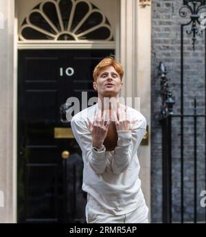 Londra, Inghilterra, Regno Unito. 29 agosto 2023. JAKE BARRACLOUGH posa con una palla di rugby fuori 10 Downing Street, Londra, mentre segna il 200° anniversario della creazione del gioco del rugby correndo i 450 km dalla scuola di rugby a Parigi, davanti alla Coppa del mondo di rugby in Francia. (Immagine di credito: © Tayfun salci/ZUMA Press Wire) SOLO USO EDITORIALE! Non per USO commerciale! Foto Stock