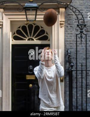 Londra, Inghilterra, Regno Unito. 29 agosto 2023. JAKE BARRACLOUGH posa con una palla di rugby fuori 10 Downing Street, Londra, mentre segna il 200° anniversario della creazione del gioco del rugby correndo i 450 km dalla scuola di rugby a Parigi, davanti alla Coppa del mondo di rugby in Francia. (Immagine di credito: © Tayfun salci/ZUMA Press Wire) SOLO USO EDITORIALE! Non per USO commerciale! Foto Stock