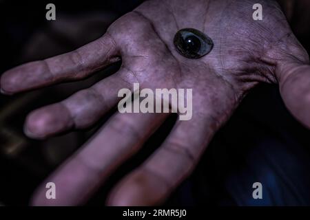 Idlib, Siria. 9 agosto 2023. Ahmed Hamid tiene un occhio di vetro che è stato inserito al posto del suo occhio sinistro. Ha perso completamente la vista a causa di un attacco missilistico da parte del regime siriano. Attualmente, ci sono circa 100 famiglie che vivono nel villaggio di Nour, ognuna delle quali ha almeno una persona non vedente o non vedente. Nour è una casa per persone accecate dalla guerra o già ipovedenti dalla nascita. Credito: Anas Alkharboutli/dpa/Alamy Live News Foto Stock