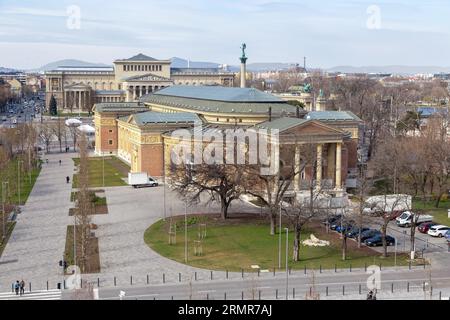 BUDAPEST, UNGHERIA - 13 MARZO 2023: Questa è una vista degli edifici dei musei situati intorno alla Piazza degli Eroi. Foto Stock