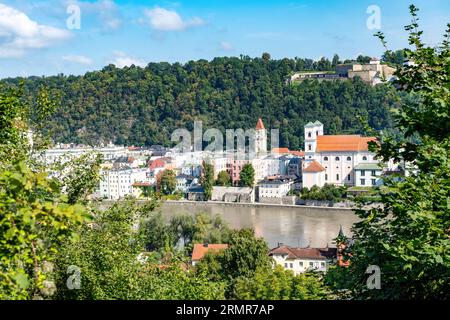 Vista su Passau, Baviera, Germania con cielo nuvoloso blu Foto Stock