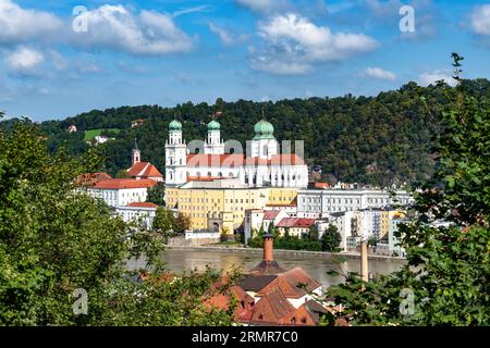 Vista su Passau, Baviera, Germania con cielo nuvoloso blu Foto Stock