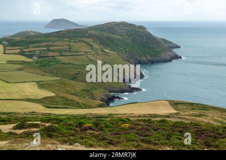 Guardando da Mynydd Anelog verso Mynydd Mawr e Bardsey Island in lontananza. Foto Stock