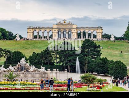 Die Gloriette und der Neptunbrunnen im Schlosspark Schönbrunn a Wien Foto Stock