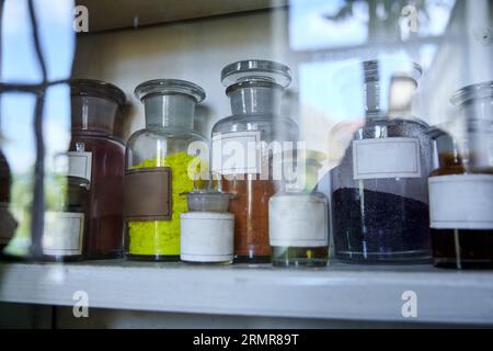 Flacone vecchio con reagenti chimici sullo scaffale. Contesto del concetto di storia chimica e farmacia. Linea di reagenti nel laboratorio di analisi Foto Stock