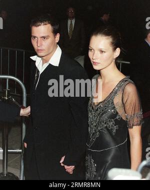 LOS ANGELES, CA. 2 marzo 1997: L'attore Johnny Depp e la supermodella Kate Moss alla premiere di Donnie Brasco a Los Angeles. Immagine: Paul Smith / Featureflash Foto Stock