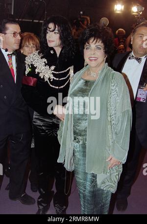 LOS ANGELES, CA. 16 febbraio 1997: Elizabeth Taylor e Michael Jackson alla festa di 65 anni di Elizabeth Taylor a Los Angeles. Immagine: Paul Smith / Featureflash Foto Stock