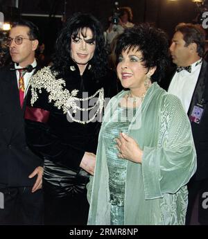 LOS ANGELES, CA. 16 febbraio 1997: Elizabeth Taylor e Michael Jackson alla festa di 65 anni di Elizabeth Taylor a Los Angeles. Immagine: Paul Smith / Featureflash Foto Stock