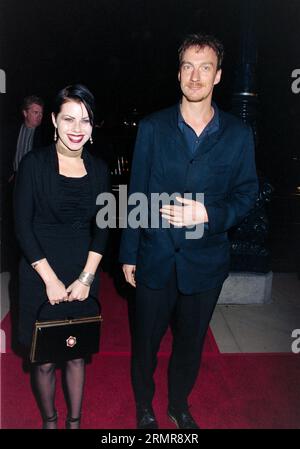 LOS ANGELES, CA. 31 marzo 1997: L'attore David Thewlis e l'attrice Fairuza Balk alla prima di ÒThe SaintÓ all'Academy of Motion Pictures Arts & Sciences. Immagine: Paul Smith / Featureflash Foto Stock