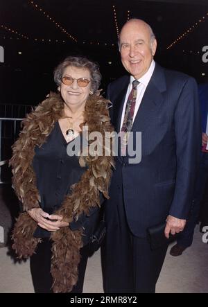 LOS ANGELES, CA. 31 marzo 1997: Direttore Carl Reiner & Wife alla prima di ÒThat Old FeelingÓ a Century City. Immagine: Paul Smith / Featureflash Foto Stock