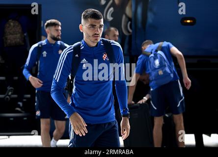 Zagabria, Croazia. 30 agosto 2023. Bosko Sutalo della Dinamo Zagabria è raffigurato mentre lascia l'aeroporto Franjo Tudjman di Zagabria in vista della seconda tappa dei play-off di UEFA Europa League contro lo Sparta Praha il 30 agosto 2023 a Zagabria, Croazia. Foto: Marko Lukunic/PIXSELL credito: Pixsell/Alamy Live News Foto Stock