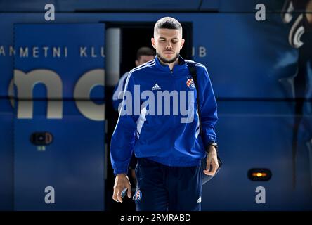 Zagabria, Croazia. 30 agosto 2023. Dino Peric della Dinamo Zagabria è raffigurato mentre lascia l'aeroporto Franjo Tudjman di Zagabria davanti alla partita di UEFA Europa League Play-off 2nd leg contro lo Sparta Praha il 30 agosto 2023 a Zagabria, Croazia. Foto: Marko Lukunic/PIXSELL credito: Pixsell/Alamy Live News Foto Stock