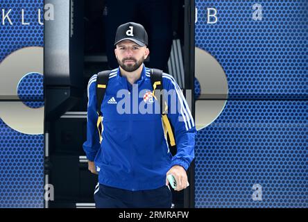 Zagabria, Croazia. 30 agosto 2023. Josip Misic della Dinamo Zagabria è raffigurato mentre lascia l'aeroporto Franjo Tudjman di Zagabria in vista della seconda tappa di UEFA Europa League Play-off contro lo Sparta Praha il 30 agosto 2023 a Zagabria, Croazia. Foto: Marko Lukunic/PIXSELL credito: Pixsell/Alamy Live News Foto Stock