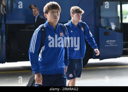 Zagabria, Croazia. 30 agosto 2023. Takuro Kaneko della Dinamo Zagabria è raffigurato mentre lascia l'aeroporto Franjo Tudjman di Zagabria davanti alla seconda tappa di UEFA Europa League Play-off contro lo Sparta Praha il 30 agosto 2023 a Zagabria, Croazia. Foto: Marko Lukunic/PIXSELL credito: Pixsell/Alamy Live News Foto Stock